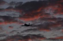 A passenger aircraft makes it's final landing approach towards Heathrow Airport at dawn in west London Britain, April 18, 2016. PHOTO BY REUTERS/Toby Melville