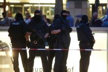 Special force police officers stand guard at an entrance of the main train station, following a shooting rampage at the Olympia shopping mall in Munich. PHOTO BY REUTERS/Michael Dalder