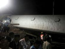 Police and members of the rescue operation stand at the site of a train derailment near Harda, Madhya Pradesh in this handout provided by ANI, August 5, 2015. PHOTO BY REUTERS/ANI