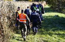 Members of the Austrian army and police escort a group of migrants arriving from Slovenia at the border crossing in Spielfeld, Austria, October 20, 2015. PHOTO BY REUTERS/Leonhard Foeger