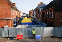 A police officer stands in front of screening erected behind John Baker House as forensic tents are erected, after it was confirmed that two people had been poisoned with the nerve-agent Novichok, in Amesbury, Britain, July 5, 2018. PHOTO BY REUTERS/Henry Nicholls