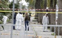 Tunisian forensics police inspect the scene of a suicide bomb attack in Tunis, Tunisia, November 25, 2015. PHOTO BY REUTERS/Zoubeir Souissi