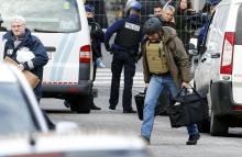 Belgian police investigators arrive outside an apartment in central Verviers, a town between Liege and the German border, in the east of Belgium, January 16, 2015. PHOTO BY REUTERS/Yves Herman