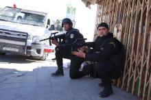 Tunisian police officers stand guard near a police station after Monday's attack by Islamist fighters on an army and police barracks in the town of Ben Guerdan, Tunisia, near the Libyan border, March 8, 2016. PHOTO BY REUTERS/Zoubeir Souissi