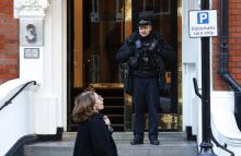 A police officer guards the Ecuador embassy in London February 6, 2015. Ten million British pounds has been spent by Scotland Yard for policing the embassy 24 hours a day since Wikileaks founder Julian Assange claimed asylum there, local media reports. REUTERS/Suzanne Plunkett