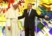 Pope Francis is welcomed by Cuba's President Raul Castro during a meeting in the Revolution Palace in Havana, Cuba, September 20, 2015. REUTERS/Tony Gentile
