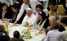 ope Francis has lunch with the poor following a special mass to mark the new World Day of the Poor in Paul VI's hall at the Vatican, November 19, 2017. PHOTO BY REUTERS/Max Rossi