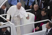 Pope Francis passes by in the popemoble while making his way to Independence Hall in Philadelphia, September 26, 2015. PHOTO BY REUTERS/Laurence Kesterson