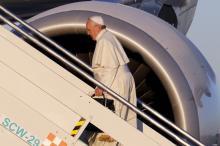 Pope Francis boards a plane at Fiumicino Airport in Rome, November 25, 2015. PHOTO BY REUTERS/Giampiero Sposito