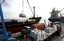 Kenyan port workers load relief food to a Somalia-bound ship at the Kenyan port of Mombasa, October 10 2011. PHOTO BY REUTERS/Joseph Okanga