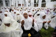 Acehnese women attend a mass prayer for the 2004 tsunami victims at Baiturrahman Grand Mosque in Banda Aceh, December 25, 2014. PHOTO BY REUTERS/Beawiharta