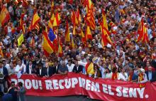 A pro-union demonstration organised by the Catalan Civil Society organisation makes its way through the streets of Barcelona, Spain, October 8, 2017. PHOTO BY REUTERS/Juan Medina