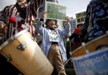 People protesting the planned relocation of the U.S. military base to Okinawa's Henoko coast shout slogans, at a rally in front of Prime Minister Shinzo Abe's official residence, as a meeting between Okinawa Governor Takeshi Onaga and Abe is holding, in Tokyo, April 17, 2015. PHOTO BY REUTERS/Issei Kato