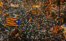 Protesters hold the lights of their mobile phones as they wave Estelada flags during a demonstration called by pro-independence associations asking for the release of jailed Catalan activists and leaders, in Barcelona, Spain, November 11, 2017. PHOTO BY REUTERS/Albert Gea