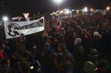 Participants of an alternative rally hold a banner reading 'Refugee welcome.de' as they protest against a demonstration called by anti-immigration group PEGIDA, a German abbreviation for "Patriotic Europeans against the Islamization of the West", in Dresden, December 22, 2014. PHOTO BY REUTERS/Hannibal Hanschke