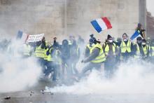 Protesters wearing yellow vests, a symbol of a French drivers' protest against higher diesel taxes, face off with French riot police during clashes at the Place de l'Etoile near the Arc de Triomphe in Paris, France, December 1, 2018. PHOTOT BY REUTERS/Stephane Mahe