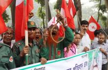 Protesters, some of whom participated in the 1971 war of independence, rally outside the Supreme Court in Dhaka during the court's verdict on appeals by two opposition leaders, November 18, 2015. PHOTO BY REUTERS/Ashikur Rahman