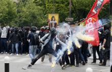 Protestors clash with riot police during a demonstration against French labour law reforms in Paris, France, May 17, 2016. PHOTO BY REUTERS/Gonzalo Fuentes