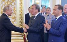 Russian Prime Minister Dmitry Medvedev (R) and German former Chancellor Gerhard Schroeder (C) greet Vladimir Putin, who is sworn as Russian President during an inauguration ceremony at the Kremlin in Moscow, Russia May 7, 2018. PHOTO BY REUTERS/Sputnik/Alexei Druzhinin/Kremlin
