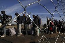 Refugees line up as they wait to cross the Greek-Macedonian border, near the village of Idomeni, Greece, December 7, 2015. PHOTO BY REUTERS/Alexandros Avramidis