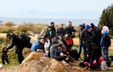 Syrian refugees wait on a roadside after Turkish police prevented them from sailing off to the Greek island of Farmakonisi by dinghies, near a beach in the western Turkish coastal town of Didim, Turkey, March 9, 2016. PHOTO BY REUTERS/Umit Bektas