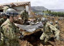 Japan Ground Self-Defense Force soldiers conduct search and rescue operation at a collapsed house at a landslide site caused by an earthquake in Minamiaso town, Kumamoto prefecture, southern Japan, April 17, 2016. PHOTO BY REUTERS/Kyodo