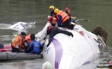 Rescuers pull a passenger out of the TransAsia Airways plane which crash landed in a river in New Taipei City, February 4, 2015. PHOTO BY REUTERS/Pichi Chuang