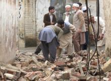Residents gather to clear a path by removing rubble from a house after it was damaged by an earthquake in Mingora, Swat, Pakistan, October 26, 2015. PHOTO BY REUTERS/Hazrat Ali Bacha