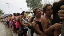 Local residents line up to receive food in Manta, after an earthquake struck off Ecuador's Pacific coast, April 21, 2016. REUTERS/Henry Romero