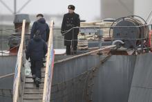 Russian sailors board their Russian navy frigate Smolny at the STX Les Chantiers de l'Atlantique shipyard site in Saint-Nazaire, western France, December 17, 2014. PHOTO BY REUTERS/Stephane Mahe