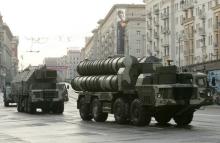 Russian S-300 anti-missile rocket system move along a central street during a rehearsal for a military parade in Moscow May 4, 2009. PHOTO BY REUTERS/Alexander Natruskin