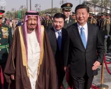 Saudi King Salman (L) walks with Chinese President Xi Jinping during a welcoming ceremony in Riyadh, January 19, 2016. PHOTO BY REUTERS/Saudi Press Agency