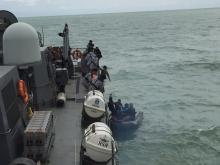 An Indonesian Navy seaboat (R) picks up items retrieved from the Republic of Singapore Navy vessel RSS Valour, January 4, 2015. PHOTO BY REUTERS/Singapore Ministry of Defense