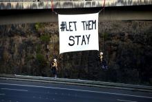 Protesters against the Nauru detention centre hang from a bridge above a freeway in Melbourne, Australia, February 11, 2016. PHOTO BY REUTERS/Tracey Nearmy
