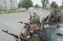 Members of the Ukrainian armed forces ride atop an armoured personnel carrier (APC) in the town of Avdiivka in Donetsk region, Ukraine, June 19, 2015. PHOTO BY REUTERS/Maksim Levin