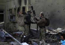 Members of the Iraqi rapid response forces carry weapons at a hospital damaged by clashes during a battle between Iraqi forces and Islamic State militants in the Wahda district of eastern Mosul, Iraq, January 8, 2017. PHOTO BY REUTERS/Alaa Al-Marjani