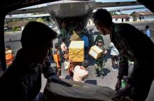 Indonesian soldiers unload relief aid for earthquake victims from a plane at an airbase in Mataram, Lombok, Indonesia August 9, 2018 in this photo taken by Antara Foto. PHOTO BY REUTERS/Antara Foto/Ahmad Subaidi