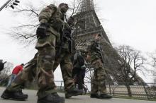 French soldiers patrol near the Eiffel Tower in Paris as part of the "Vigipirate" security plan, December 23, 2014. PHOTO BY REUTERS/Gonzalo Fuentes
