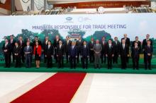 Vietnam's Prime Minister Nguyen Xuan Phuc (C, front) poses for a photo with APEC trade ministers during the APEC Ministers Responsible For Trade (APEC MRT 23) meeting in Hanoi, Vietnam, May 20, 2017. PHOTO BY  REUTERS/Kham