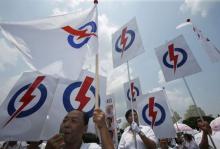 The ruling Singapore's People's Action Party (PAP) supporters cheer for their candidates during nomination day ahead of the general elections in Singapore, September 1, 2015. PHOTO BY REUTERS/Edgar Su