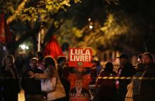 Supporters of former Brazilian President Lula da Silva protest in front of the TRF-4 appeals court in Porto Alegre, Brazil, July 8, 2018. The sign reads: "Free Lula". PHOTO BY REUTERS/Diego Vara