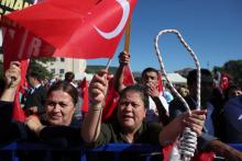 Supporters of President Tayyip Erdogan wave Turkish flags during a trial for soldiers accused of attempting to assassinate the president on the night of the failed last year's July 15 coup, in Mugla, Turkey, October 4, 2017. PHOTO BY REUTERS/Osman Orsal