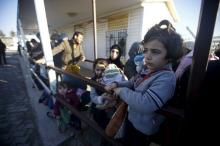 Syrians line up as they wait to cross into Syria at Oncupinar border crossing in the southeastern city of Kilis, Turkey, February 8, 2016. PHOTO BY REUTERS/Osman Orsal