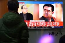People watch a TV screen broadcasting a news report on the assassination of Kim Jong Nam, the older half brother of the North Korean leader Kim Jong Un, at a railway station in Seoul, South Korea, February 14, 2017. PHOTO BY REUTERS/Lim Se-young