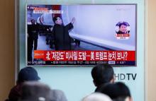 Passengers watch a TV screen broadcasting a news report on North Korea firing a ballistic missile into the sea off its east coast, at a railway station in Seoul, South Korea, February 12, 2017. PHOTO BY REUTERS/Kim Hong-Ji