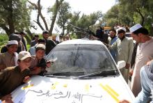 People gatherd Taliban as they celebrate ceasefire in Bati Kot district of Nangarhar province, Afghanistan, June 16, 2018. PHOTO BY REUTERS/Parwiz