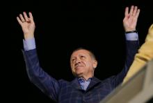 Turkish President Tayyip Erdogan greets his supporters in Istanbul, Turkey, April 16, 2017. PHOTO BY REUTERS/Murad Sezer