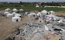 A general view shows tents erected by Palestinians near the ruins of their houses which witnesses said were destroyed by Israel shelling during a 50-day conflict last summer, east of Khan Younis in the southern Gaza Strip, January 27, 2015. PHOTO BY REUTERS/Ibraheem Abu Mustafa