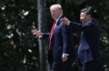 U.S. President Donald Trump (L) and China's President Xi Jinping walk along the front patio of the Mar-a-Lago estate after a bilateral meeting in Palm Beach, Florida, U.S., April 7, 2017. PHOTO BY REUTERS/Carlos Barria