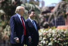 U.S. President Donald Trump (L) and China's President Xi Jinping walk along the front patio of the Mar-a-Lago estate after a bilateral meeting in Palm Beach, Florida, U.S., April 7, 2017. PHOTO BY REUTERS/Carlos Barria